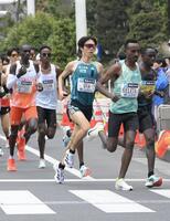 　喪章をつけて走る青学大・太田蒼生（撮影・伊藤笙子）