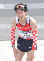 　日本人男子１位でゴールし、表情を和らげる市山翼（撮影・西岡正）