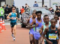 　２３キロ付近、先頭集団から遅れる太田蒼生（代表撮影）