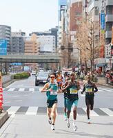 　１６キロ付近を力走する太田蒼生（代表撮影）