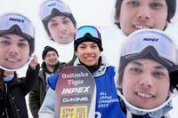 　３年ぶり２度目の優勝を決め、自身の写真パネルを掲げたチーム関係者と写真に納まる平野流佳