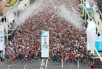 　都庁前を一斉にスタートするランナーたち（代表撮影）