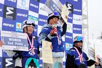 　優勝した冨田せな（中央）、２位の小野光希（左）、３位の大橋空奈