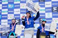 　スノーボード女子ハーフパイプで優勝した冨田せな（中央）、２位の小野光希（左）、３位の大橋空奈