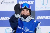 　女子ハーフパイプ決勝を終え、笑顔で手を振る冨田せな。３年ぶり４度目の優勝を果たした
