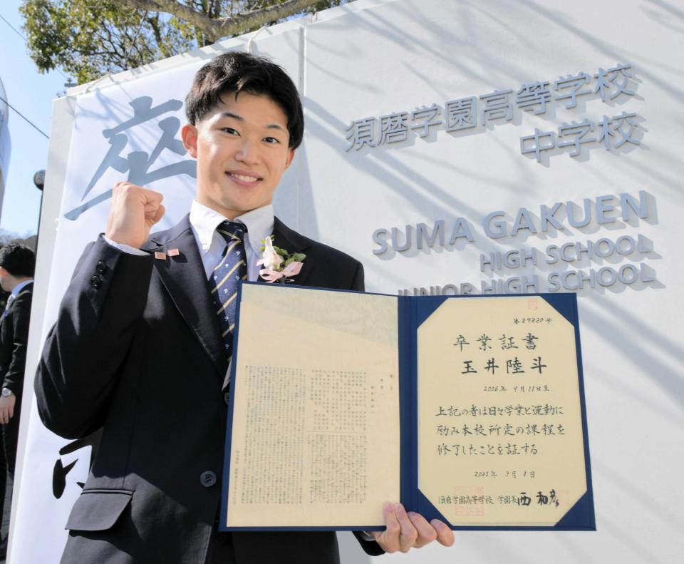 　卒業証書を手に報道陣の取材に応じる玉井陸斗（撮影・金居みつよし）