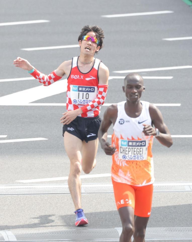 　日本人男子１位でゴールした市山翼（左）＝撮影・西岡正