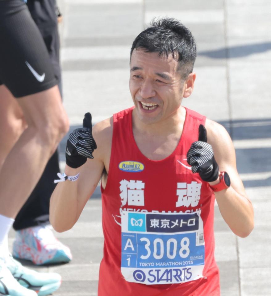 　ポーズを決める猫ひろし（撮影・西岡正）