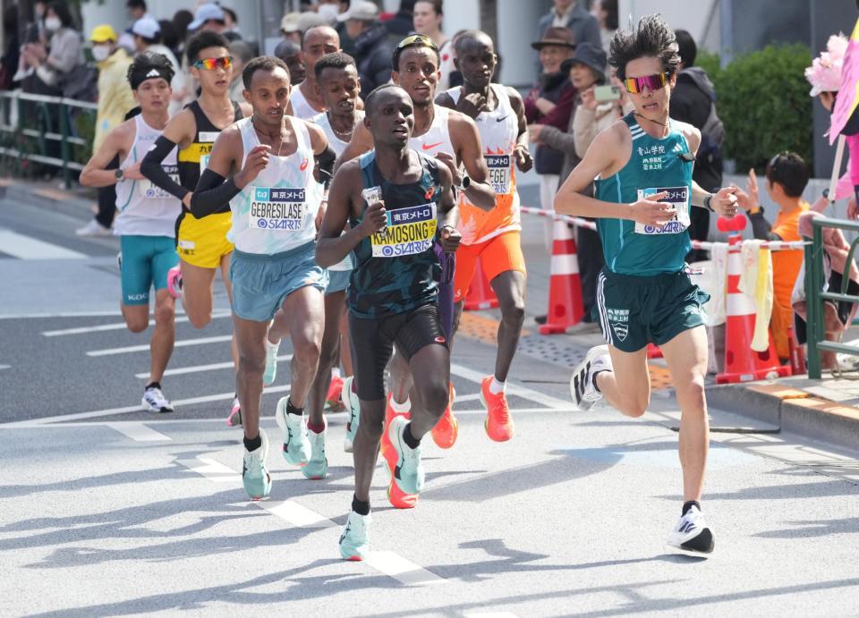 　２８キロ過ぎ、第２集団に追いつかれる太田蒼生（右）＝（代表撮影