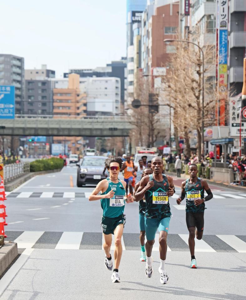 　１６キロ付近を力走する太田蒼生（代表撮影）
