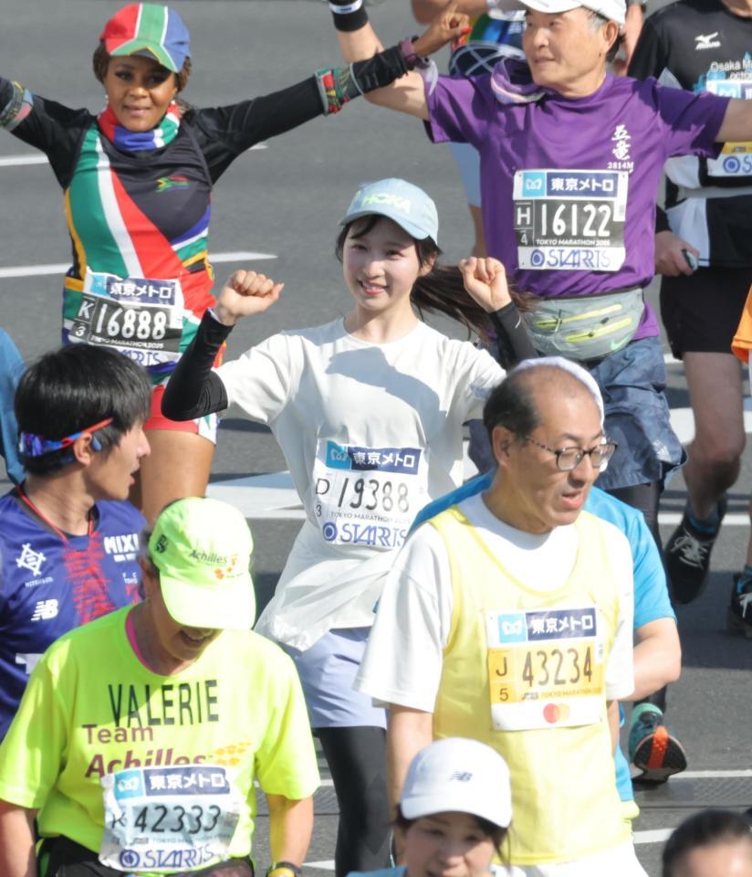 ゴールし、笑顔でガッツポーズの小栗有以＝東京駅前・行幸通り（撮影・西岡正）