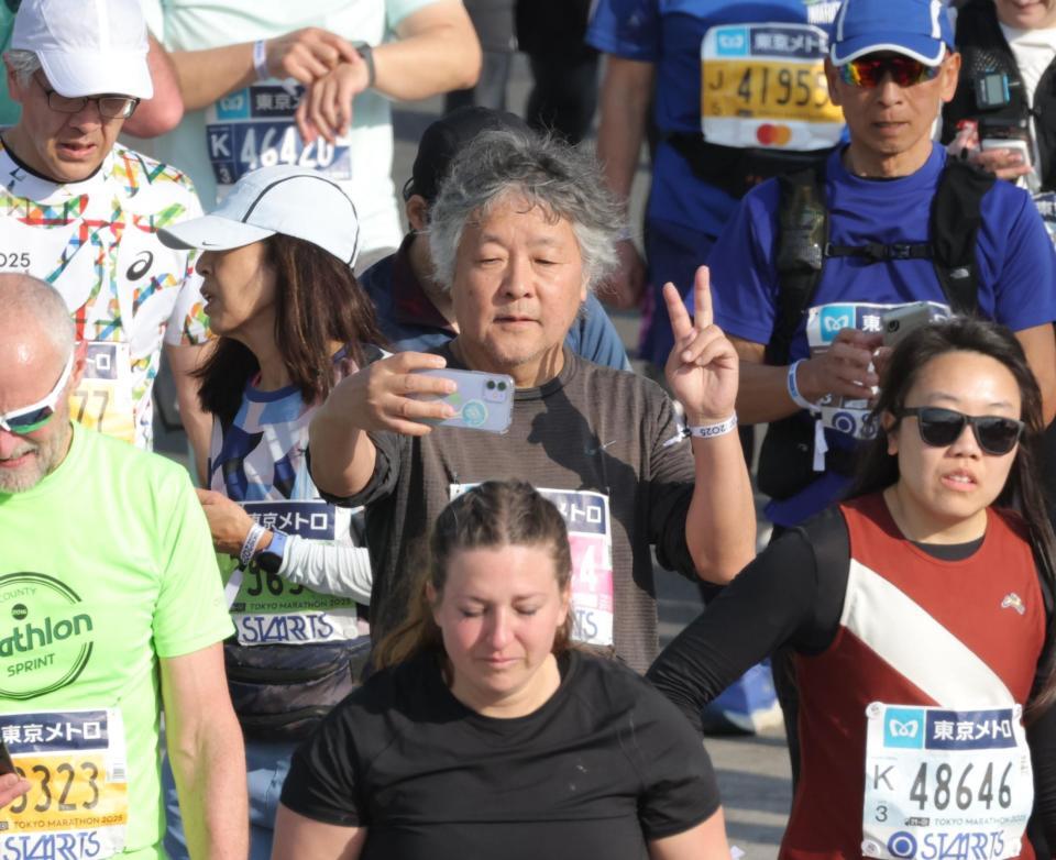 　自撮りしながらゴールへ向かう茂木健一郎氏（撮影・西岡正）