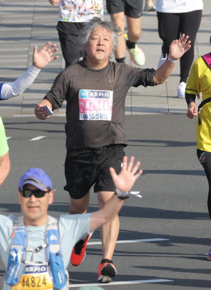 　手を振りながらゴールへ向かう茂木健一郎氏（撮影・西岡正）