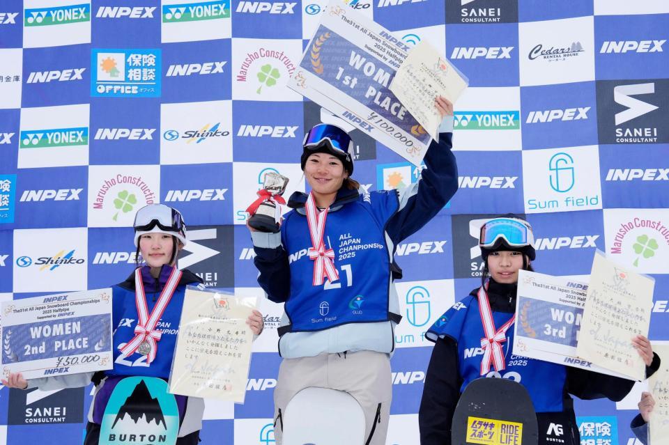　スノーボード女子ハーフパイプで優勝した冨田せな（中央）、２位の小野光希（左）、３位の大橋空奈