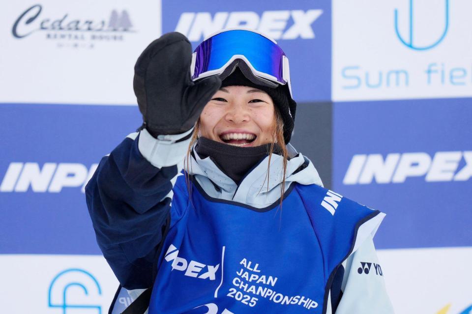 　女子ハーフパイプ決勝を終え、笑顔で手を振る冨田せな。３年ぶり４度目の優勝を果たした