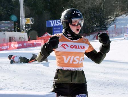 　Ｗ杯パラレル大回転の女子で優勝し喜ぶ三木つばき＝クリニツァ（共同）