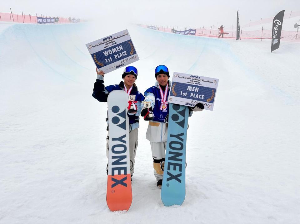　全日本選手権を制した男子の平野流佳（右）と、女子の冨田せな