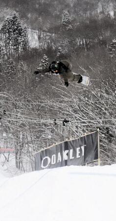 　技を決める長谷川
