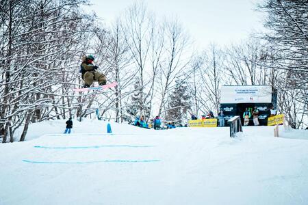 　技を決める長谷川（提供＝第３１回全日本選手権スノーボードスロープスタイル・ビッグエア）