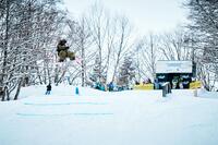 　技を決める長谷川（提供＝第３１回全日本選手権スノーボードスロープスタイル・ビッグエア）