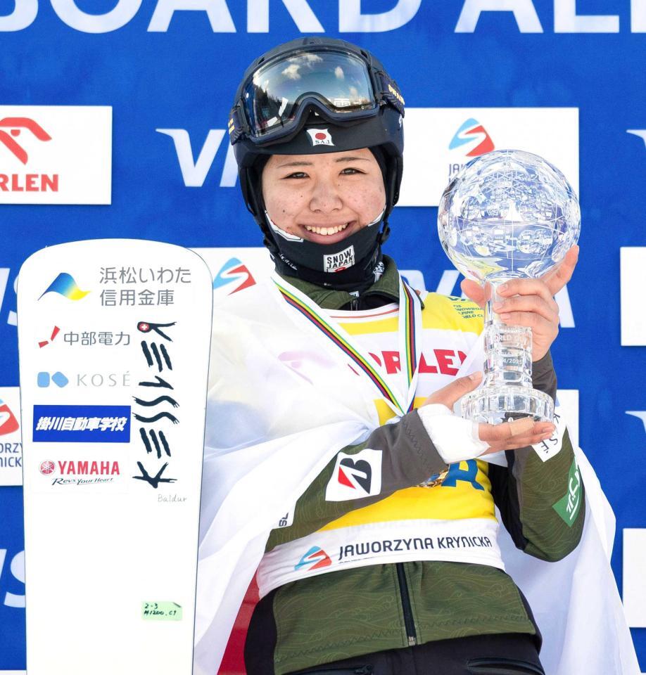 　優勝トロフィーを手に喜ぶ三木つばき（Ｍｉｈａ　Ｍａｔａｖｚ／ＦＩＳ提供）