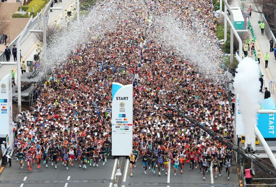 　東京マラソン２０２５　都庁前を一斉にスタートするランナーたち＝２日