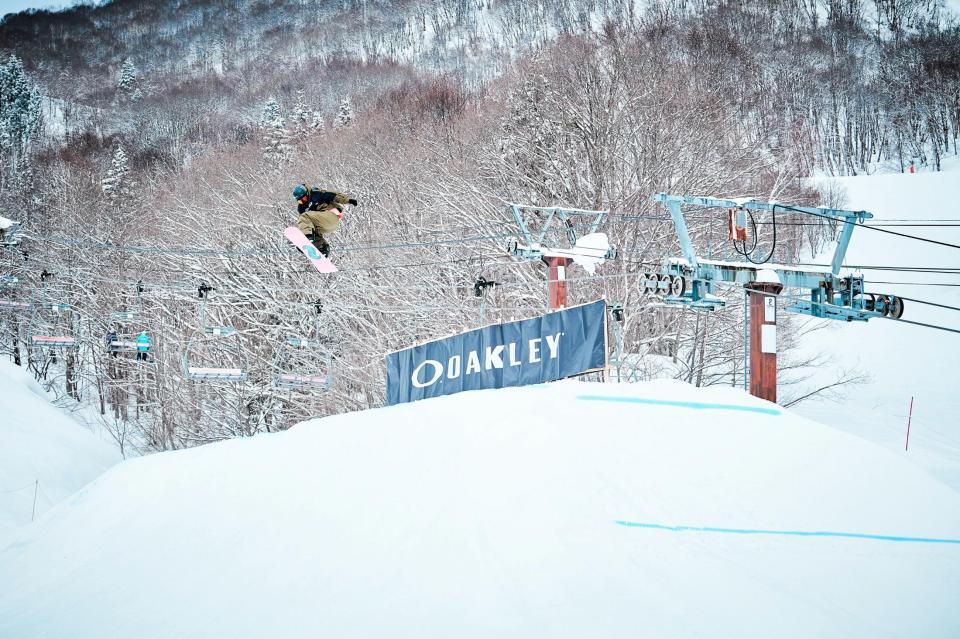 　技を決める長谷川（提供＝第３１回全日本選手権スノーボードスロープスタイル・ビッグエア）