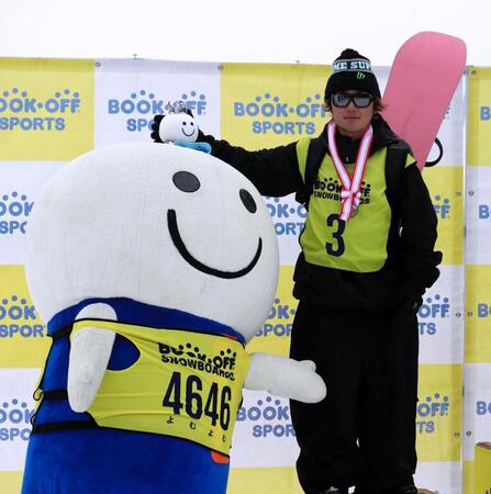 　マスコットキャラクターと記念撮影する長谷川帝勝