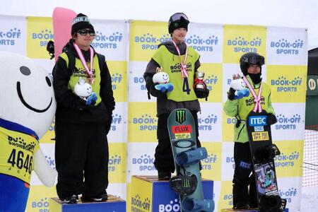 　優勝した渡辺大睦（中央）、２位の長谷川帝勝（左）、３位の北山博仁