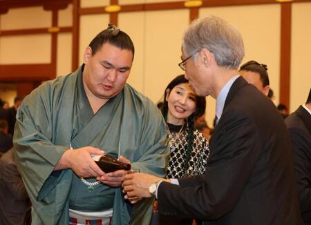 　高科淳万博協会副事務総長（右）にお酌する豊昇龍（撮影・石井剣太郎）