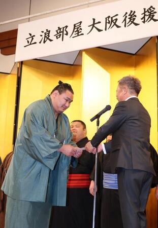 　激励会に臨む豊昇龍（左）＝撮影・石井剣太郎