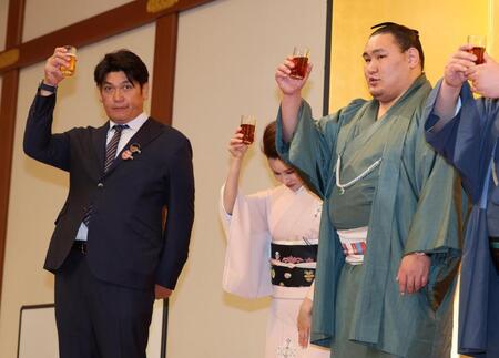 　乾杯する立浪親方（左）と豊昇龍（右）＝撮影・石井剣太郎