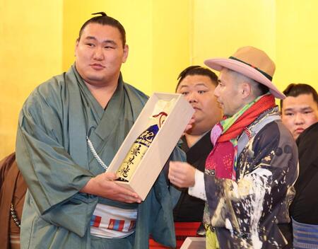 　記念品を受け取る豊昇龍（左）＝撮影・石井剣太郎
