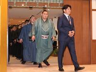 　激励会に臨む（右から）立浪親方、豊昇龍（撮影・石井剣太郎）