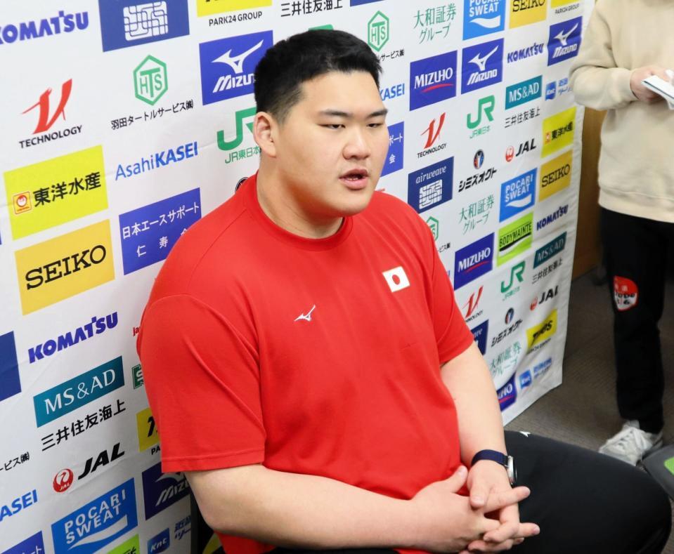 　取材に応じる斉藤立