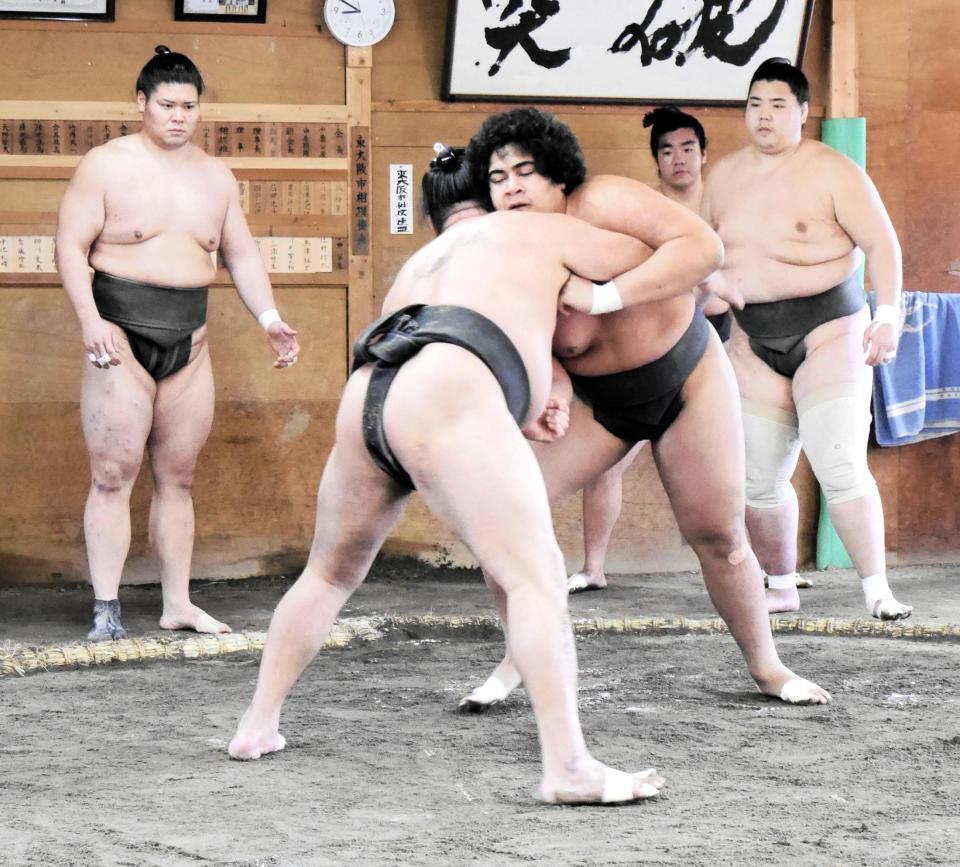 　稽古で相撲を取る光武蔵