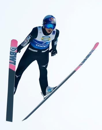 　ジャンプ男子団体　小林陵侑の１回目の飛躍＝トロンヘイム（共同）