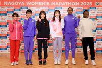 　名古屋ウィメンズマラソンを前に、記者会見でポーズをとる（左から）加世田梨花、上杉真穂、佐藤早也伽、五島莉乃、シェライ・チェプキルイ、ルティ・アガ
