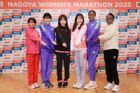 　名古屋ウィメンズマラソンを前に、記者会見でポーズをとる（左から）加世田梨花、上杉真穂、佐藤早也伽、五島莉乃、シェライ・チェプキルイ、ルティ・アガ
