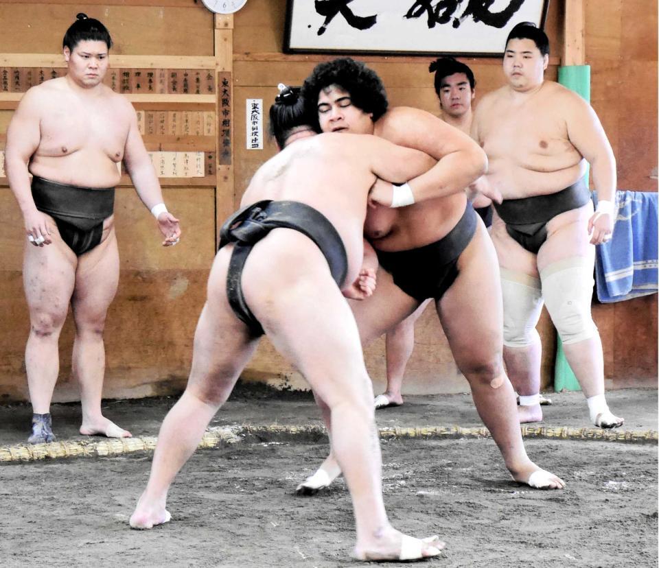　稽古で相撲を取る光武蔵