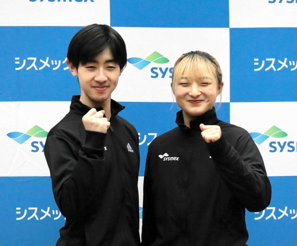 　練習後、ポーズをとる壷井（左）と坂本