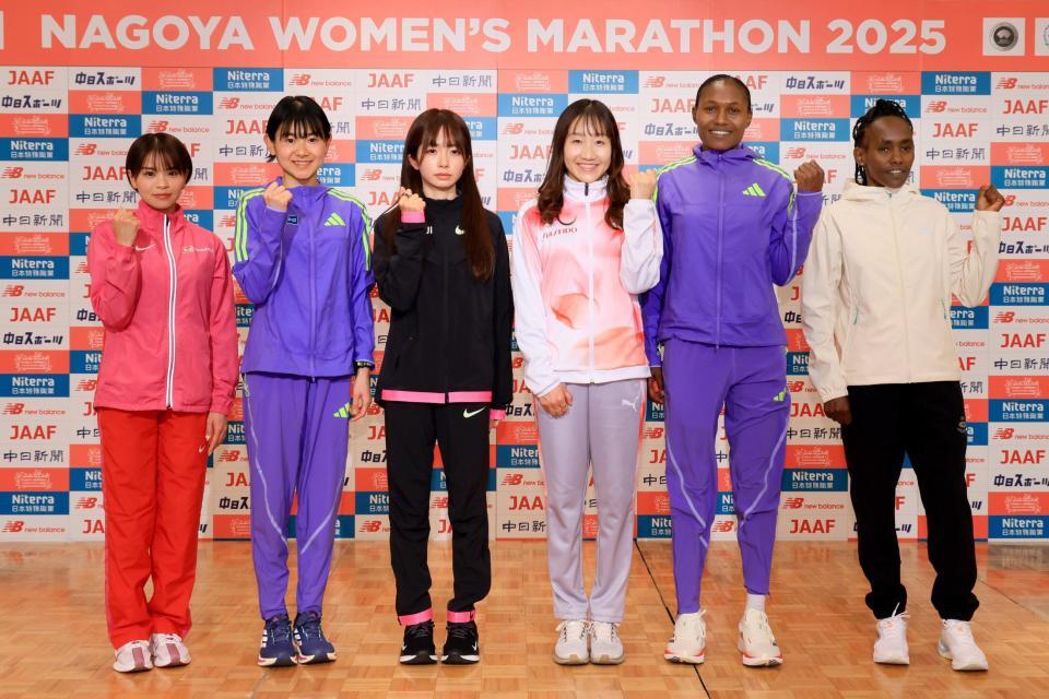 　名古屋ウィメンズマラソンを前に、記者会見でポーズをとる（左から）加世田梨花、上杉真穂、佐藤早也伽、五島莉乃、シェライ・チェプキルイ、ルティ・アガ