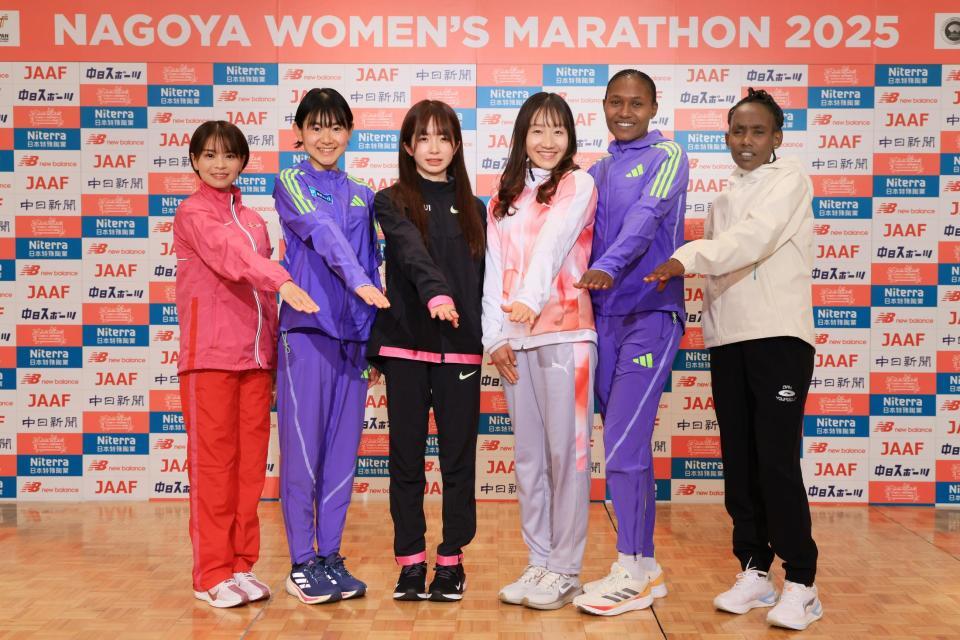 　名古屋ウィメンズマラソンを前に、記者会見でポーズをとる（左から）加世田梨花、上杉真穂、佐藤早也伽、五島莉乃、シェライ・チェプキルイ、ルティ・アガ