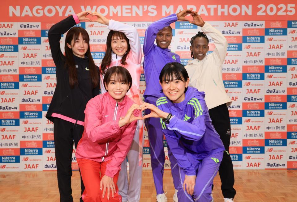 　名古屋ウィメンズマラソンを前に、記者会見でポーズをとる（前列左から）加世田梨花、上杉真穂、（後列左から）佐藤早也伽、五島莉乃、シェライ・チェプキルイ、ルティ・アガ