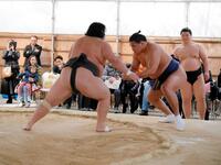 　稽古の締めにぶつかる豊昇龍