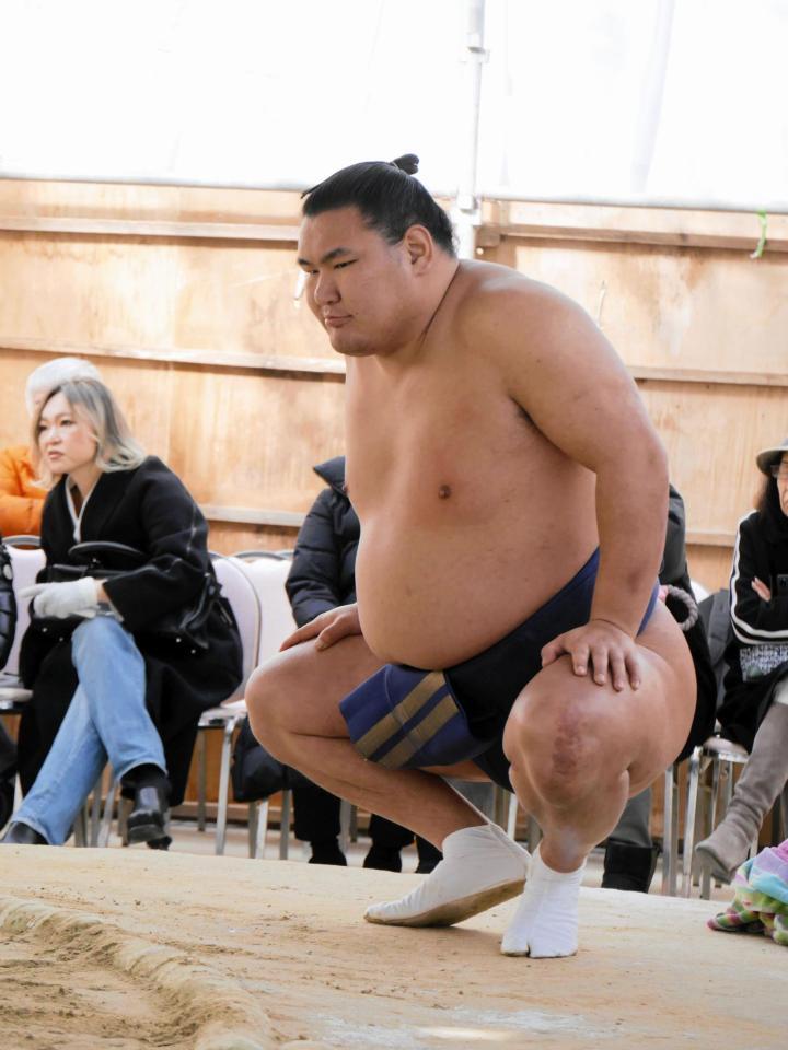 　締め込み姿で蹲踞する豊昇龍