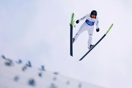 　複合男子個人ラージヒル　山本涼太の前半飛躍＝トロンヘイム（共同）