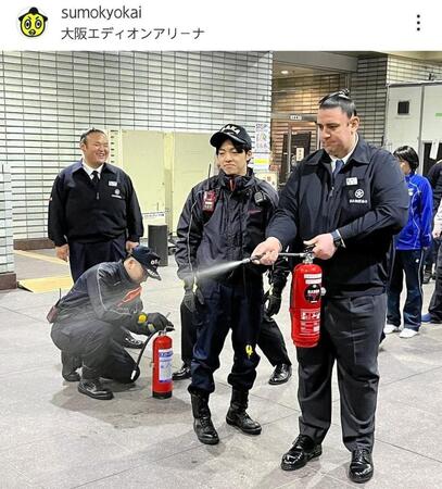 　消防訓練を受けた親方たち。日本相撲協会のインスタグラム（ｓｕｍｏｋｙｏｋａｉ）より