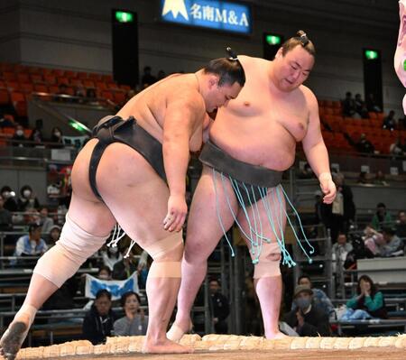 　朝乃山が押し出しで天を破る