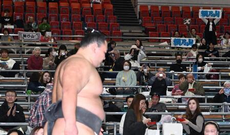 　天を破り、応援を背に引き揚げる朝乃山